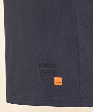 T-shirt with lettering on the bottom | Dekker